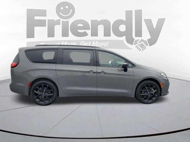 Used 2025 White Chrysler Limited image 6