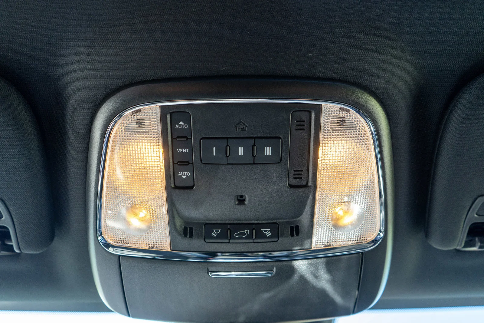 Used 2022 Diamond Black Crystal Pearlcoat Jeep Laredo X image 24