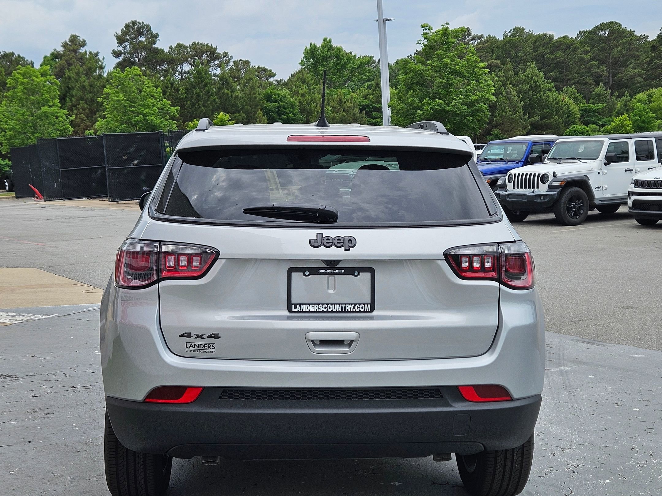 New 2026 Silver Zynith Metallic Clear-Coat Exterior Paint Jeep Latitude Altitude image 6