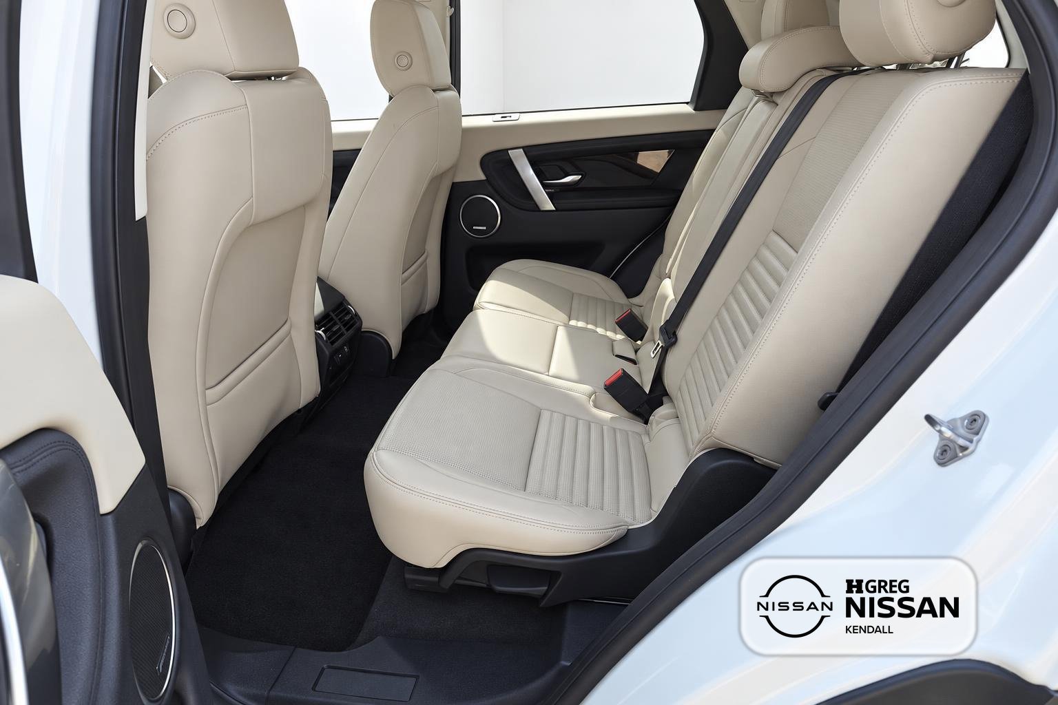 Used 2021 White Land Rover SE image 9