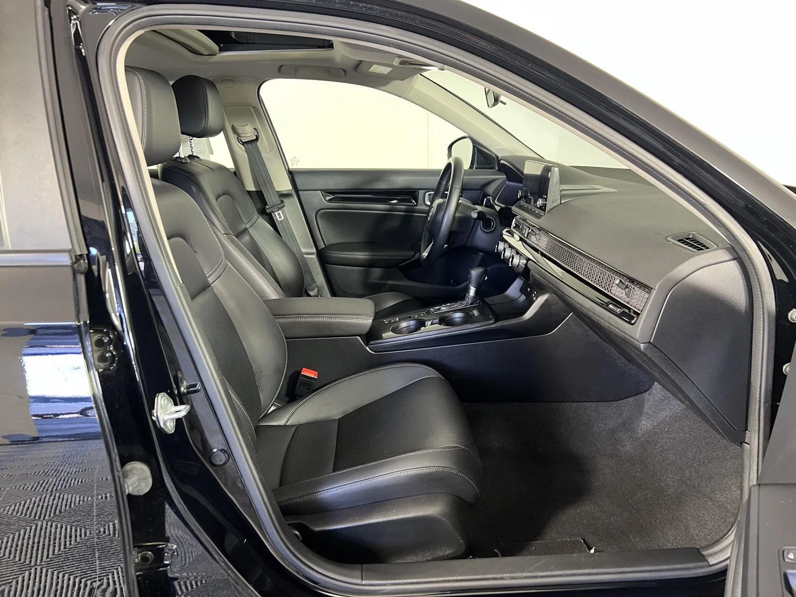 Used 2023 Crystal Black Pearl Honda EX-L image 26
