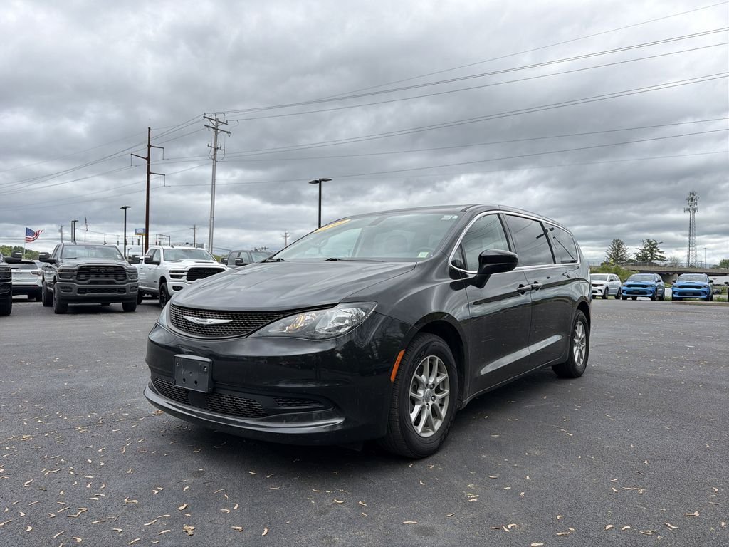 2022 Chrysler Voyager LX's photo