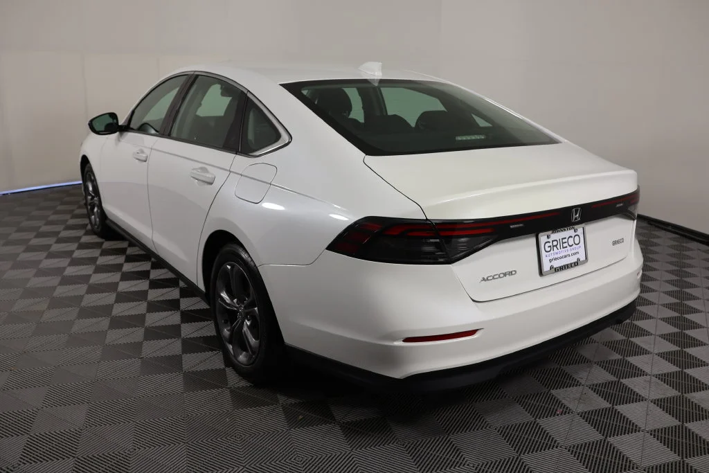 Used 2024 Platinum White Pearl Honda EX image 6