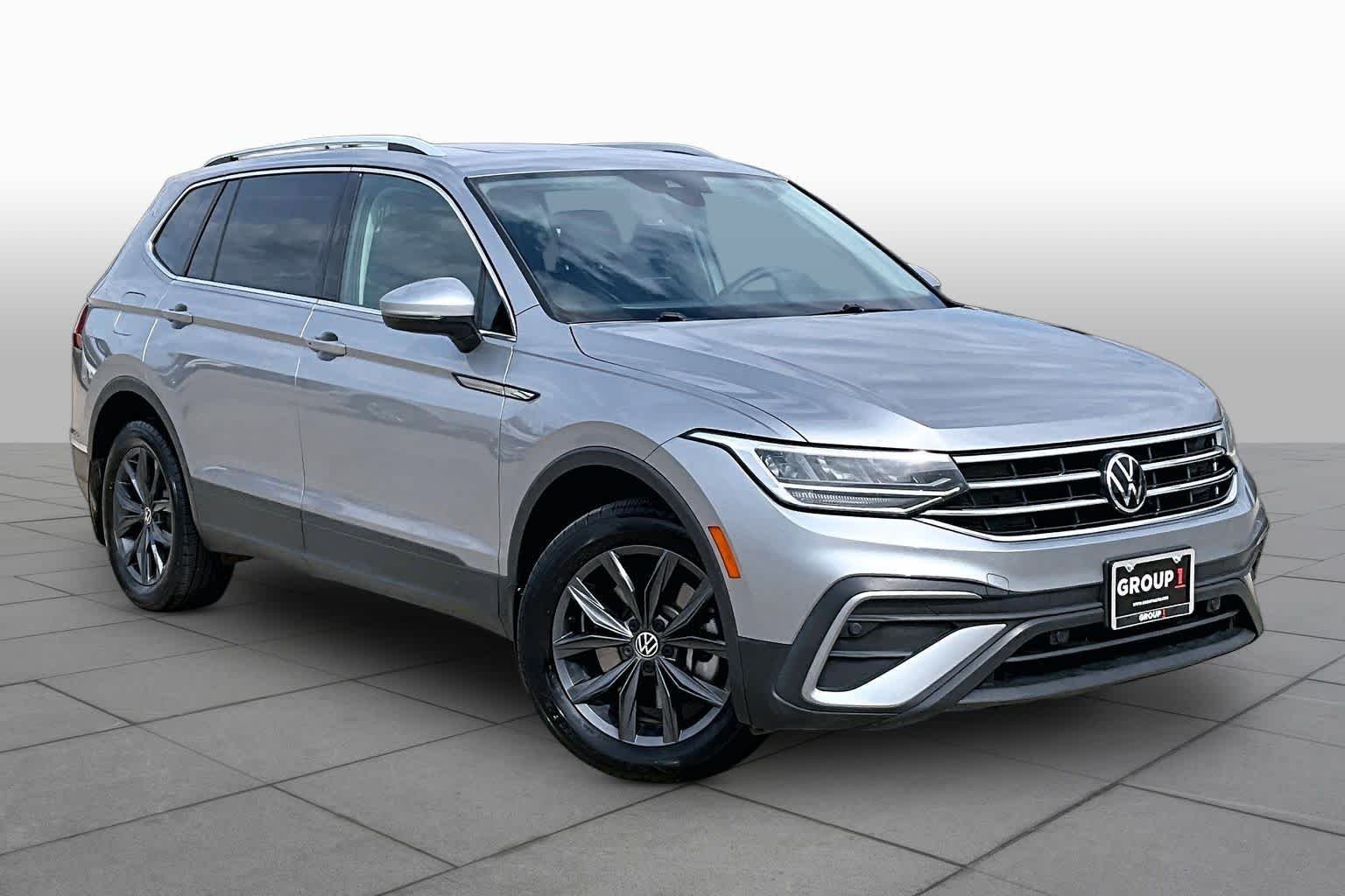 Used 2022 Pyrite Silver Metallic Volkswagen SE image 3
