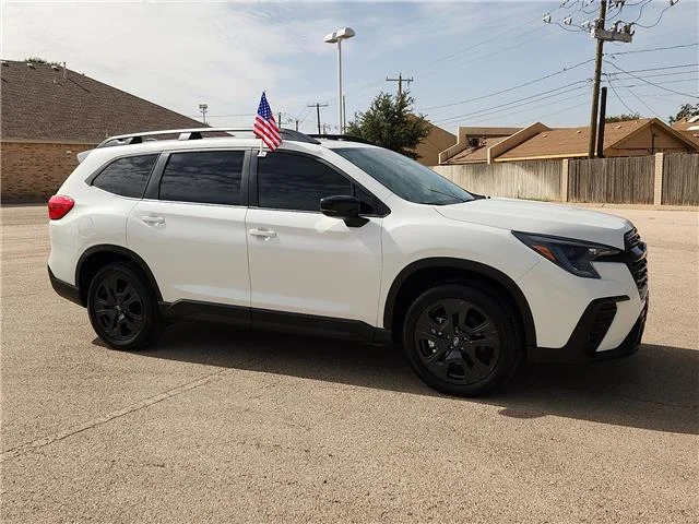Used 2025 Crystal White Pearl Subaru Onyx Edition 7-Passenger All-Wheel Drive image 4