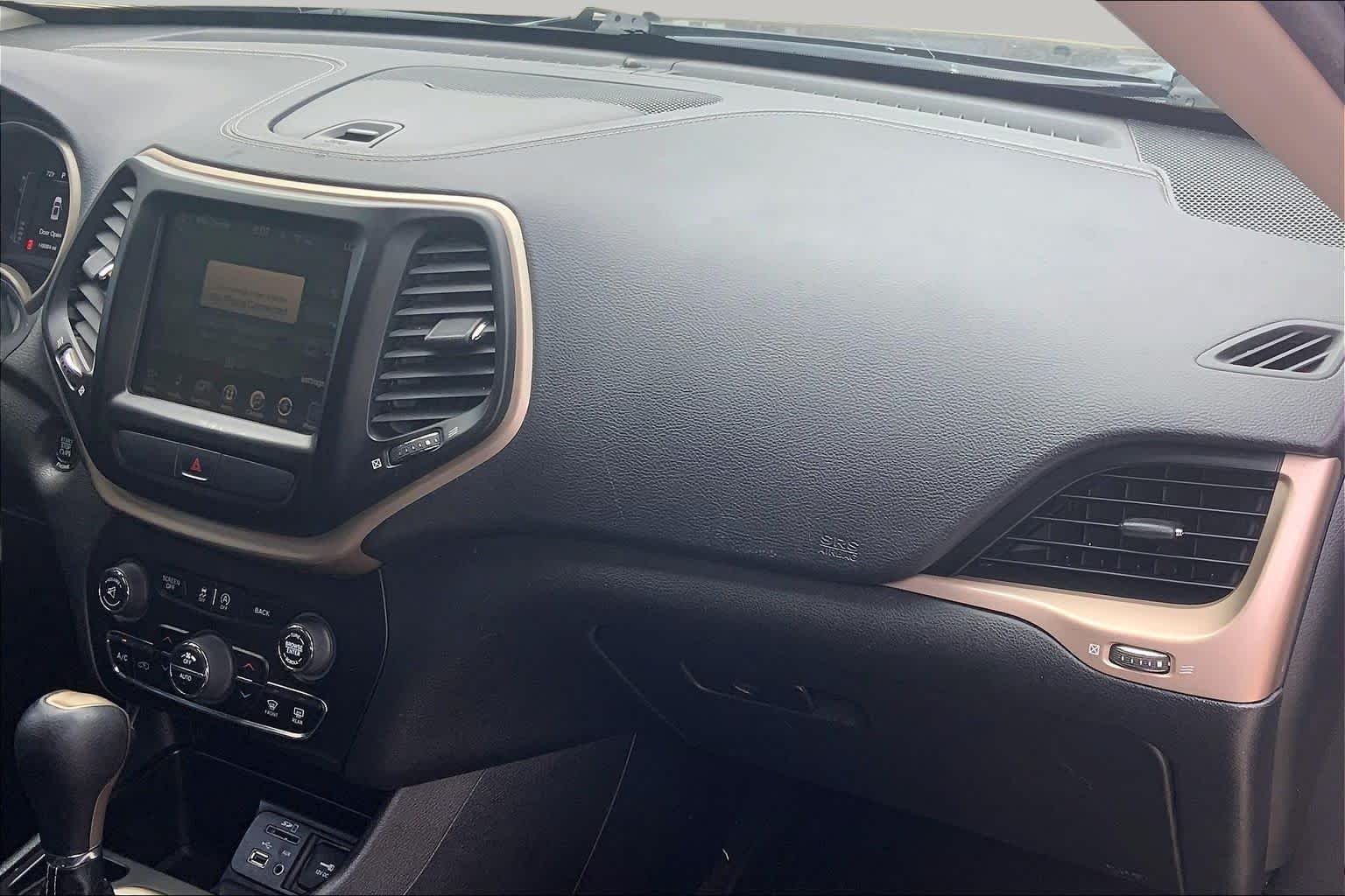 Used 2015 Brilliant Black Crystal Pearlcoat Jeep Latitude image 19