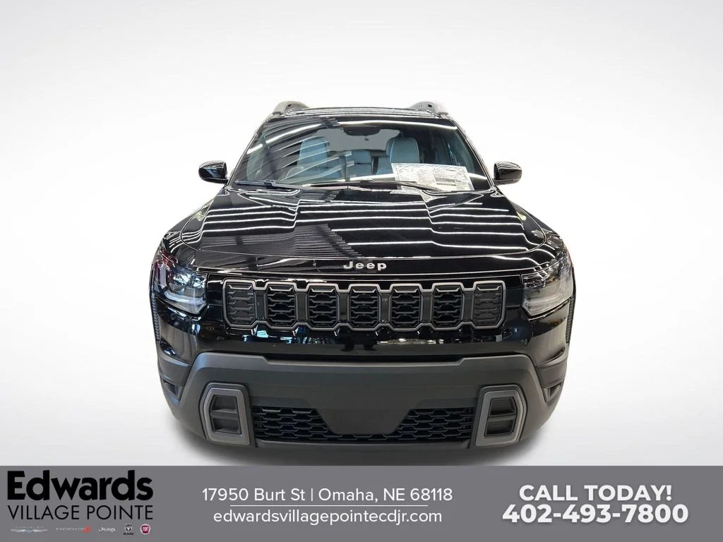 New 2026 Diamond Black Crystal Pearl-Coat Exterior Paint Jeep Limited image 6