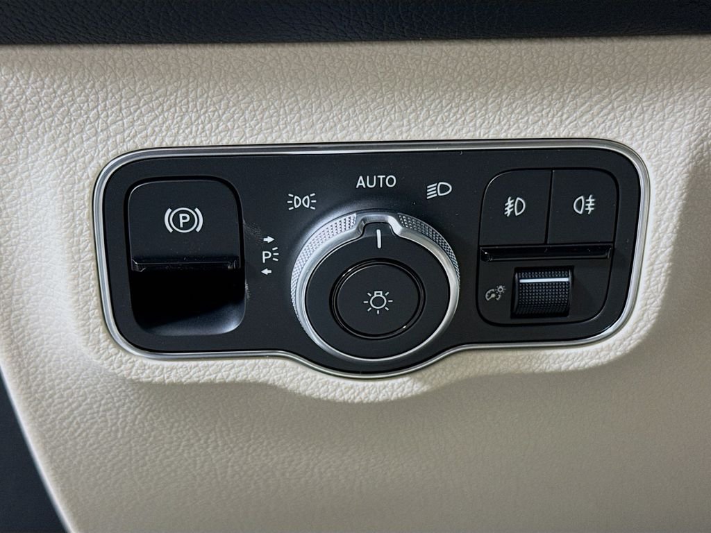 Used 2026 White Mercedes-Benz GLB 250 image 10