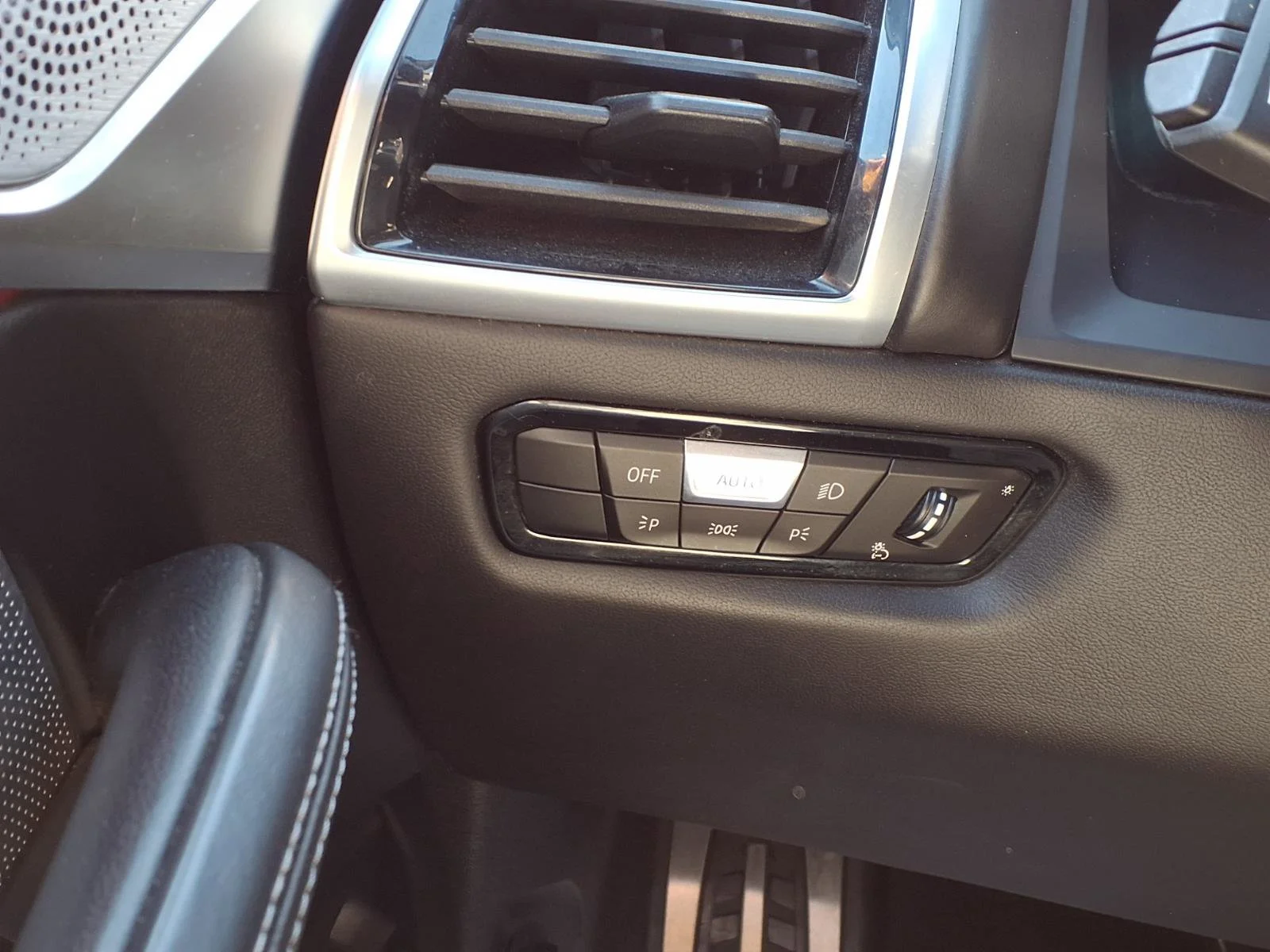 Used 2020 Black Sapphire Metallic BMW Base image 17