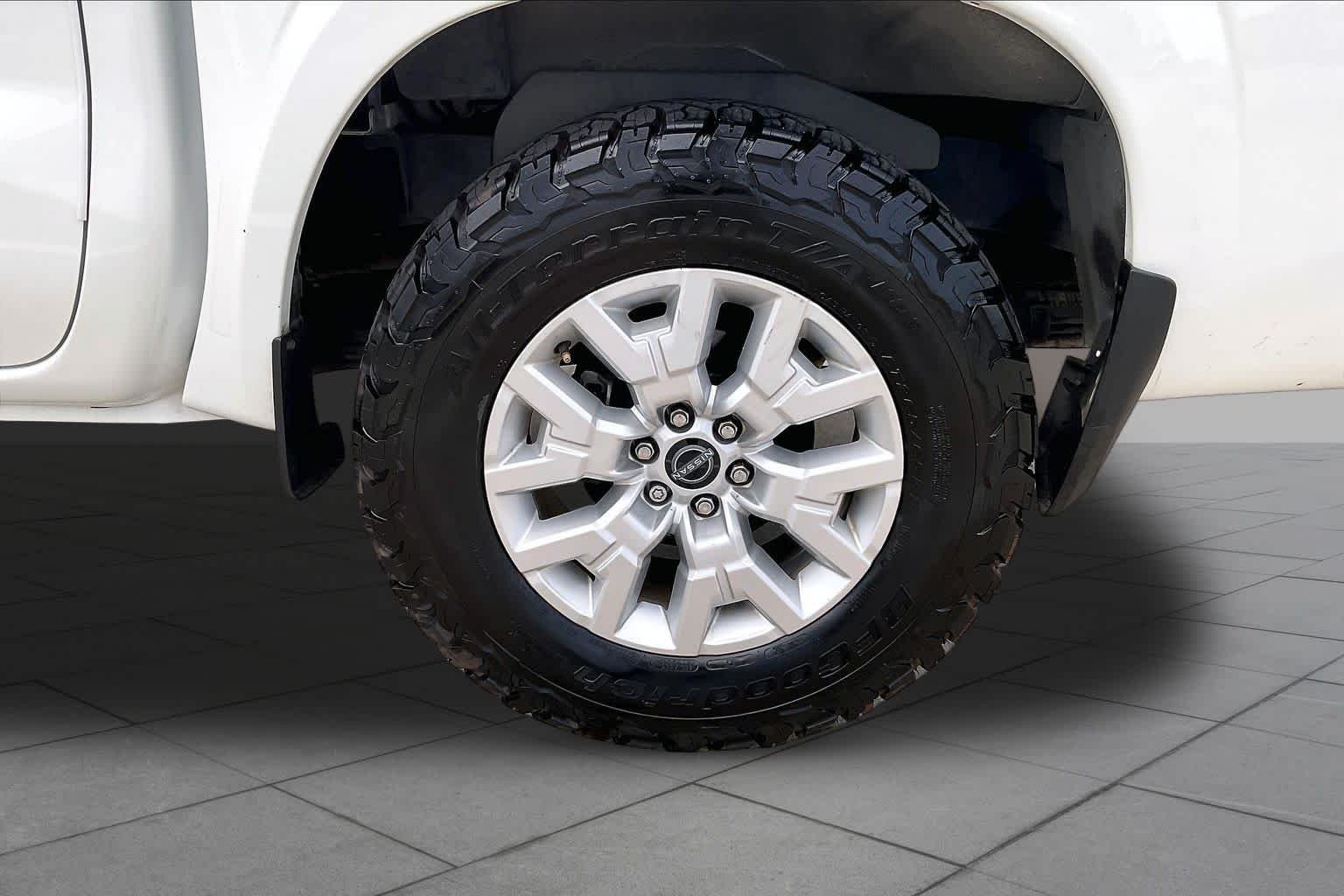 Used 2023 Glacier White Nissan SV image 11