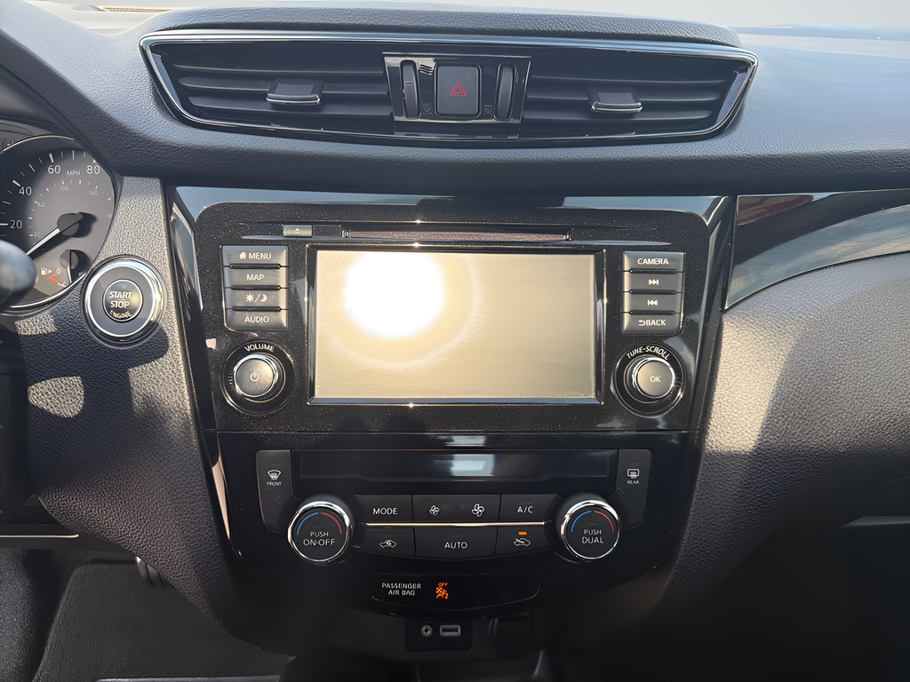 Used 2022 Silver Nissan SL image 34