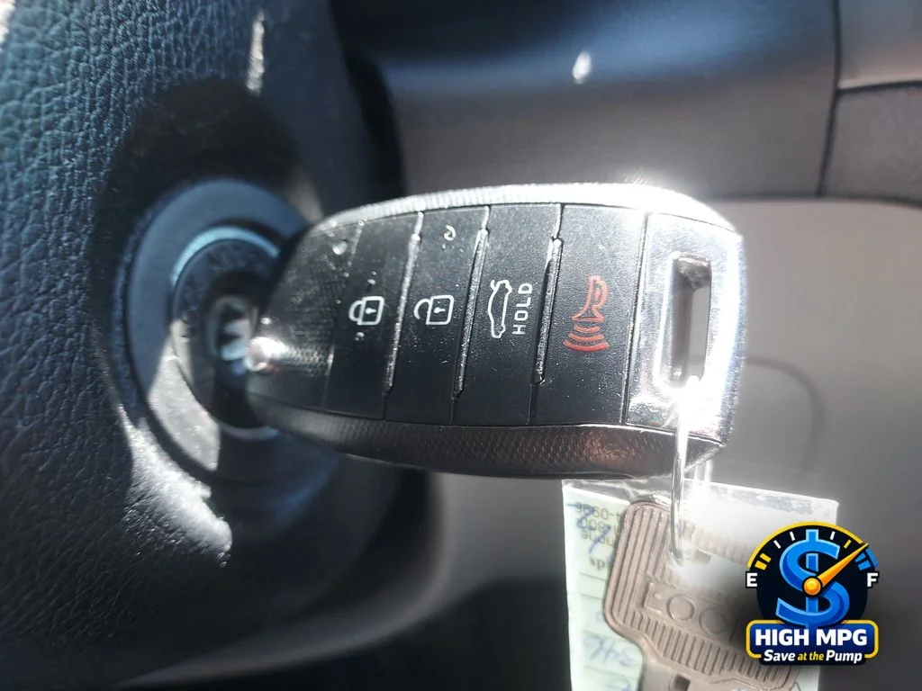 Used 2017 White Kia LX image 35