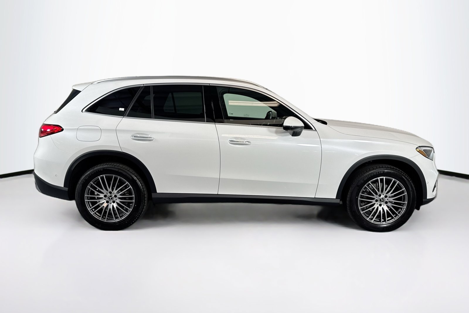New 2026 MANUFAKTUR Moonlight White Metallic Mercedes-Benz GLC 300 image 4