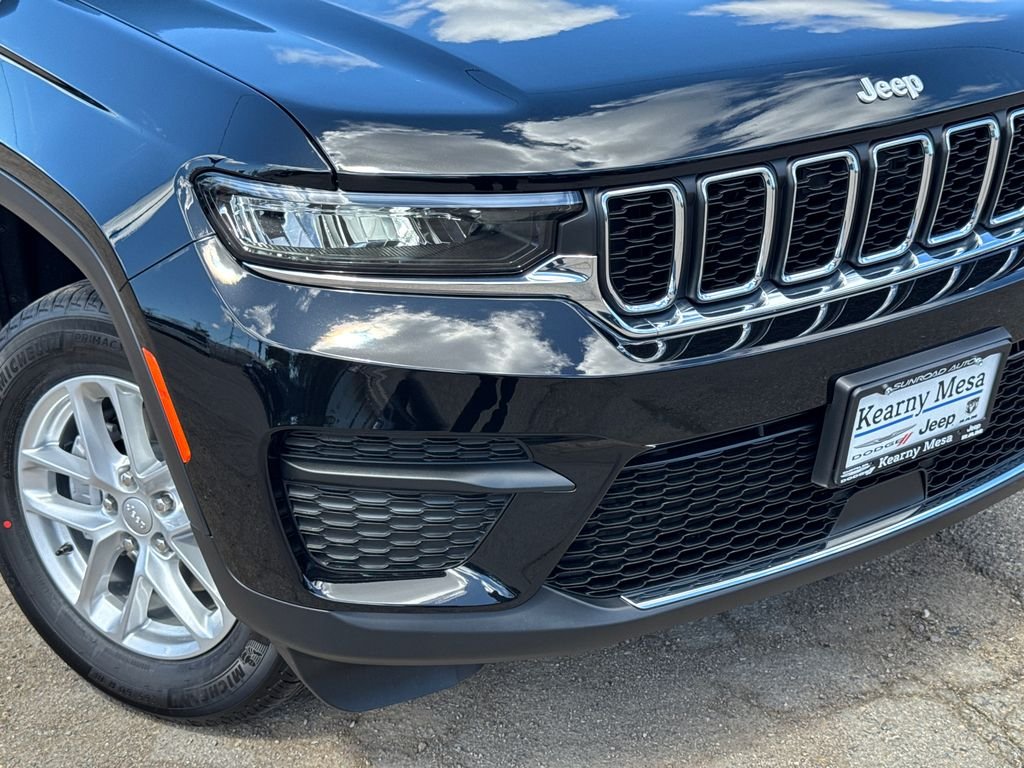 New 2026 Diamond Black Crystal Pearlcoat Jeep Laredo X image 6