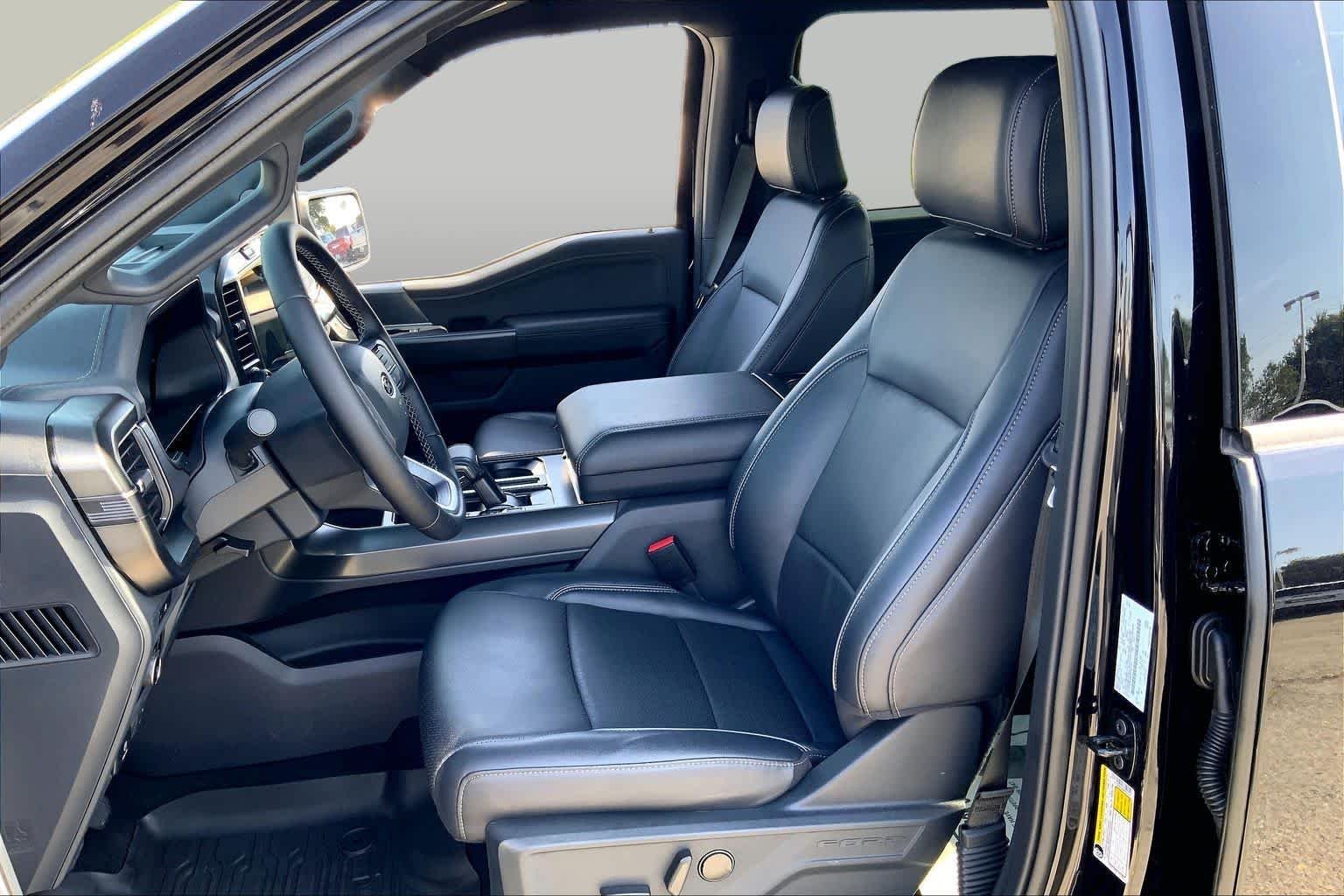 Used 2025 Agate Black Metallic Ford LARIAT image 15