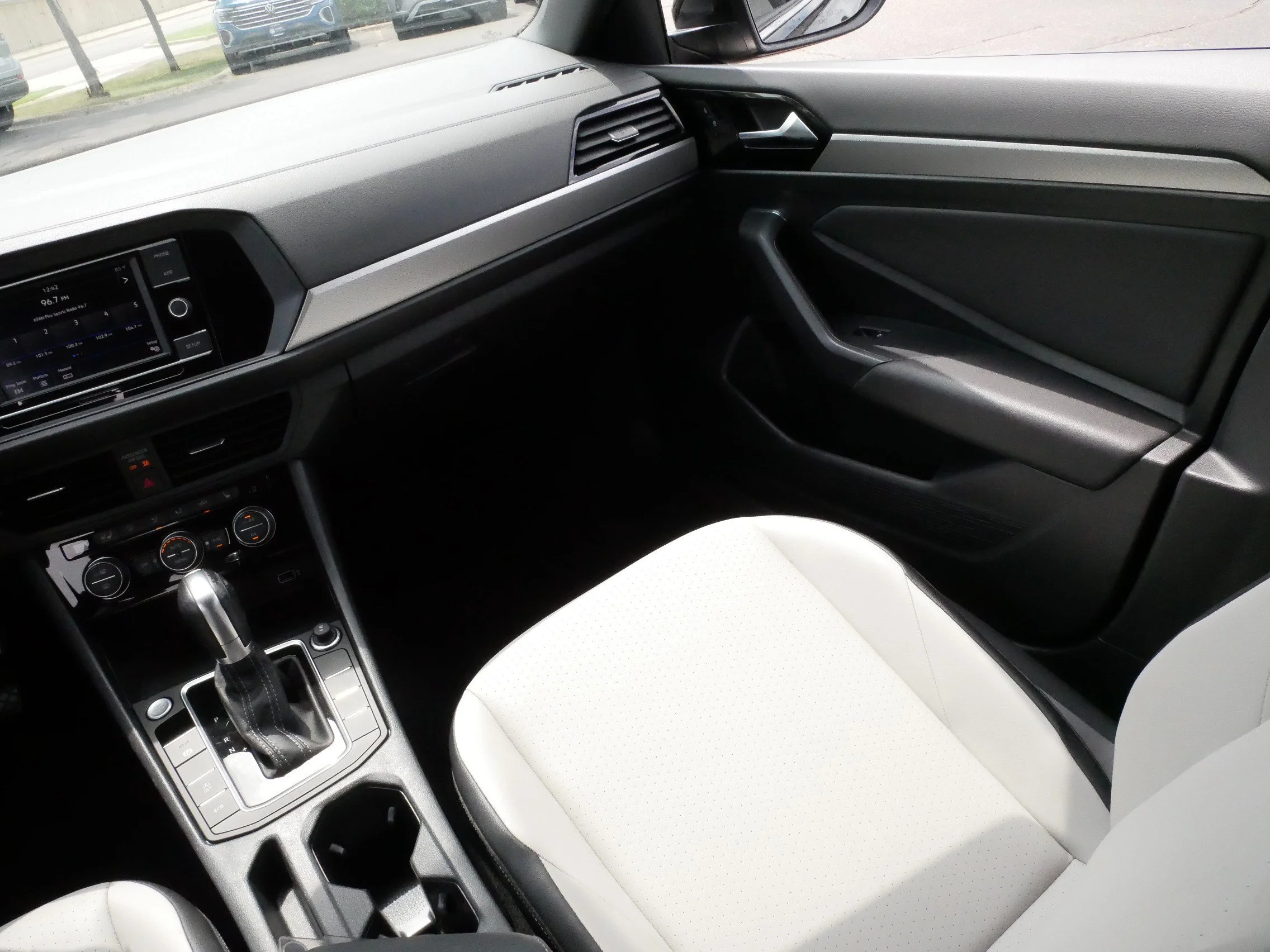 Used 2019 Deep Black Pearl Volkswagen R-Line image 11