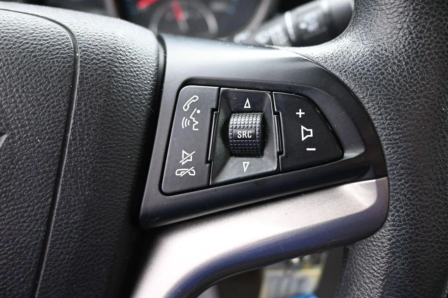 Used 2015 ASHEN GRAY METALLIC Chevrolet LT image 19