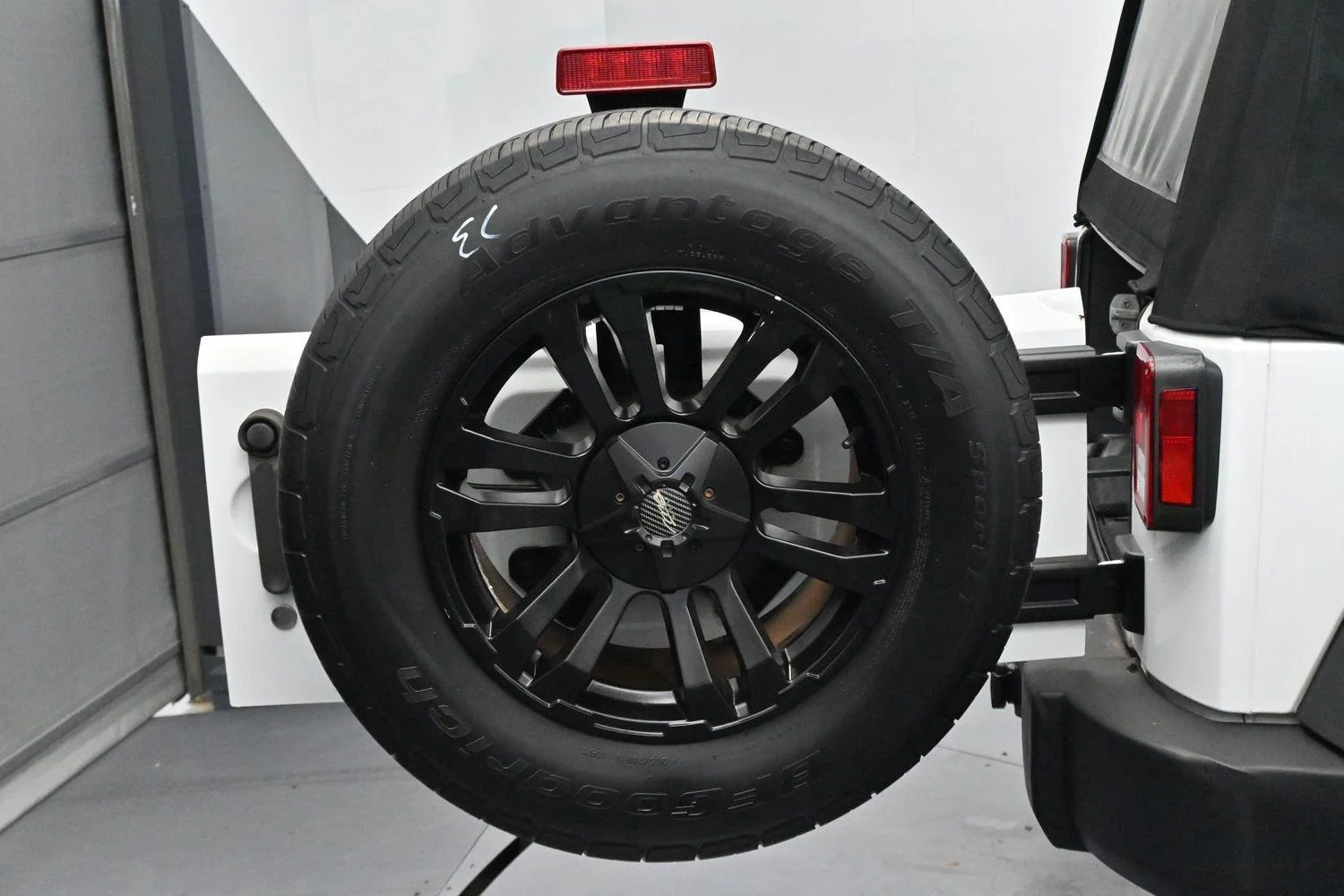 Used 2015 Bright White Clearcoat Jeep Sport image 30