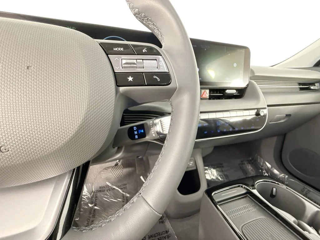 Used 2025 White Hyundai SEL image 17