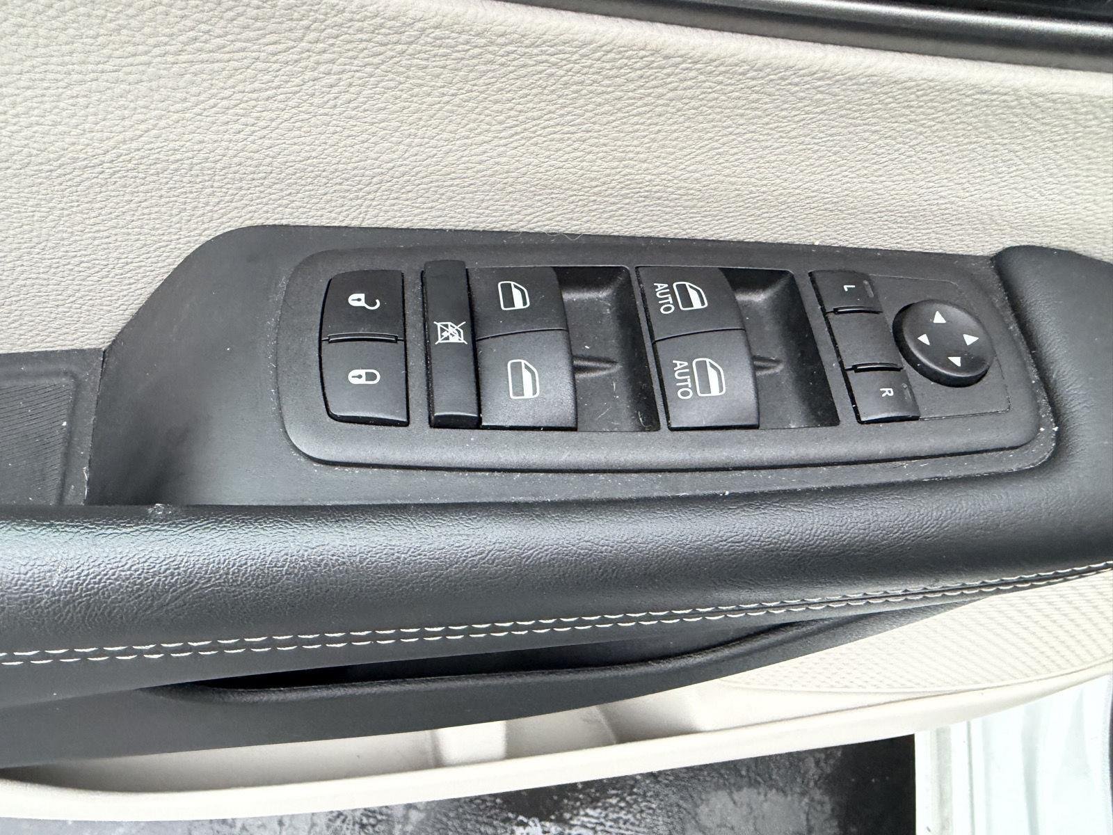 Used 2023 Bright White Clearcoat Chrysler Touring L image 10