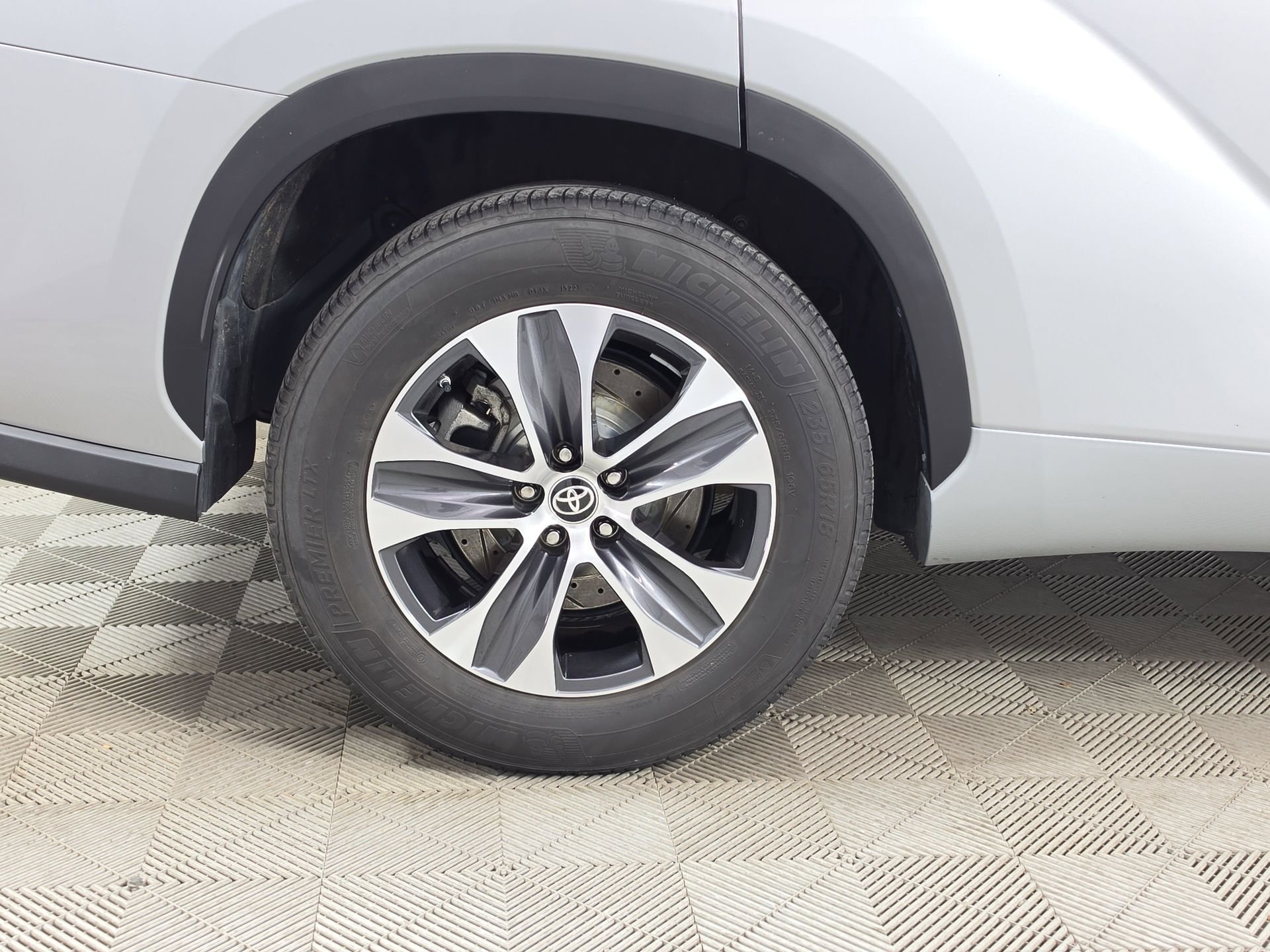 Used 2022 Silver Toyota XLE image 9