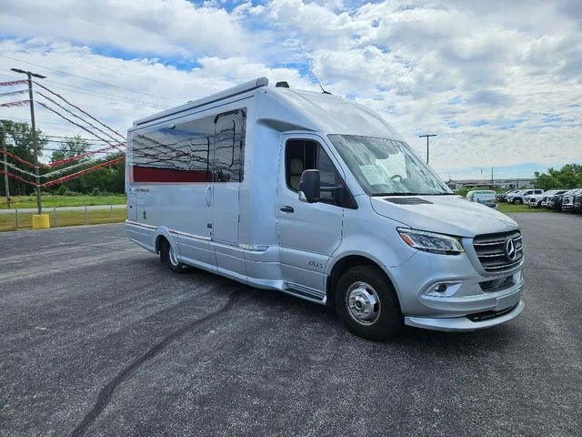 Used 2019  Mercedes-Benz Standard Roof V6 image 2