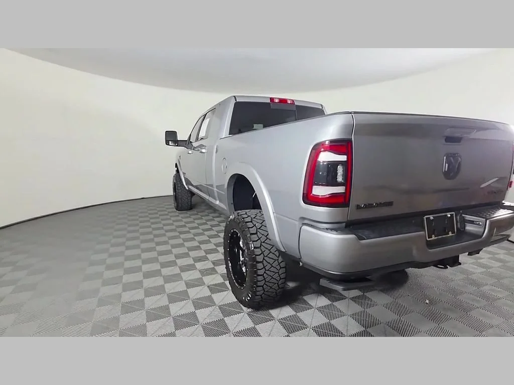 Used 2024 Billet Silver Metallic Clearcoat Ram Laramie image 47