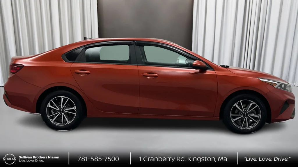 Used 2023 Red Kia LXS image 4