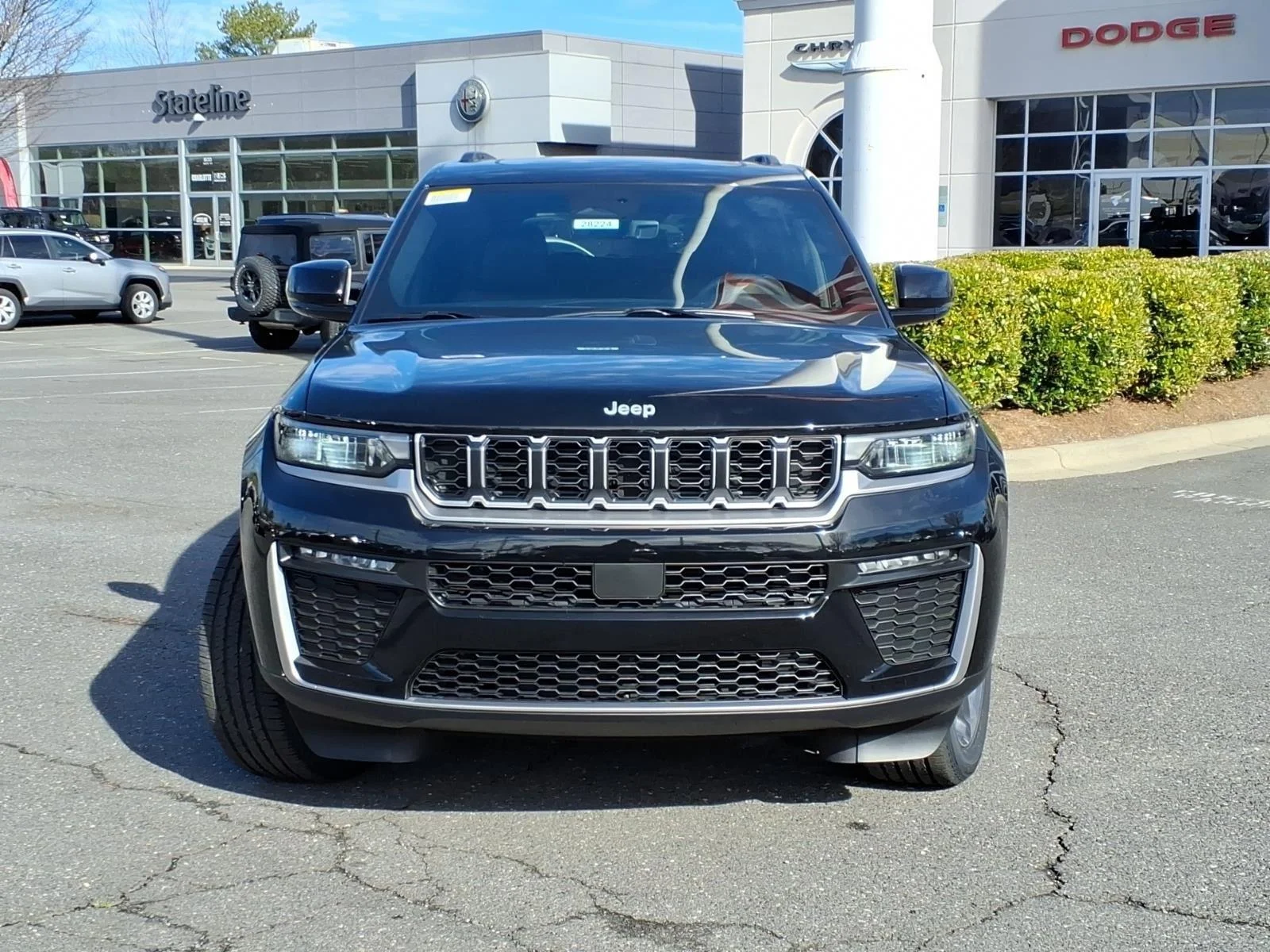 New 2026 Diamond Black Crystal Pearl-Coat Exterior Paint Jeep Limited image 9