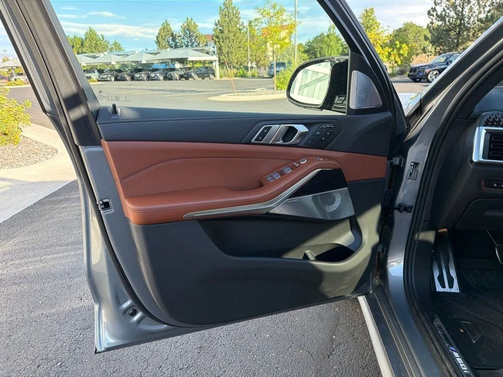 Used 2025 Skyscraper Grey Metallic BMW M60i image 9