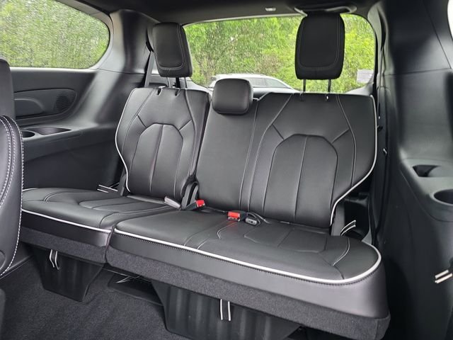 New 2026 Diamond Black Crystal Pearl-Coat Exterior Paint Chrysler Limited image 14