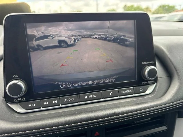 Used 2024 Gray Nissan S image 4