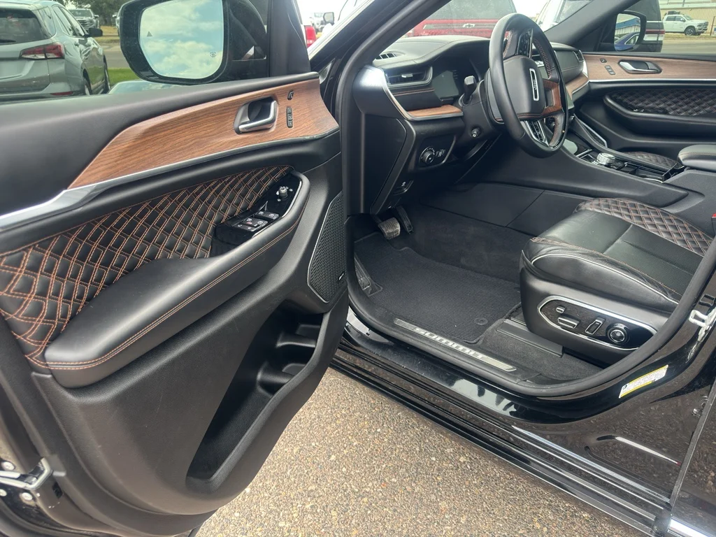 Used 2022 Diamond Black Crystal Pearlcoat Jeep Summit image 9