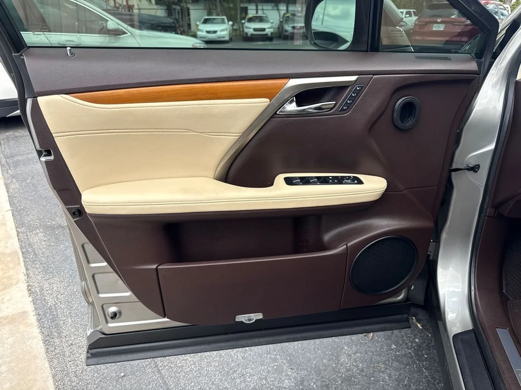 Used 2018  Lexus FWD image 13