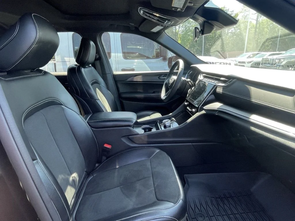 Used 2025 Black Jeep Altitude X image 22