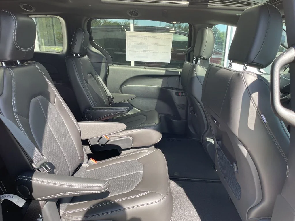 2026 Chrysler Pacifica Select - Photo 12