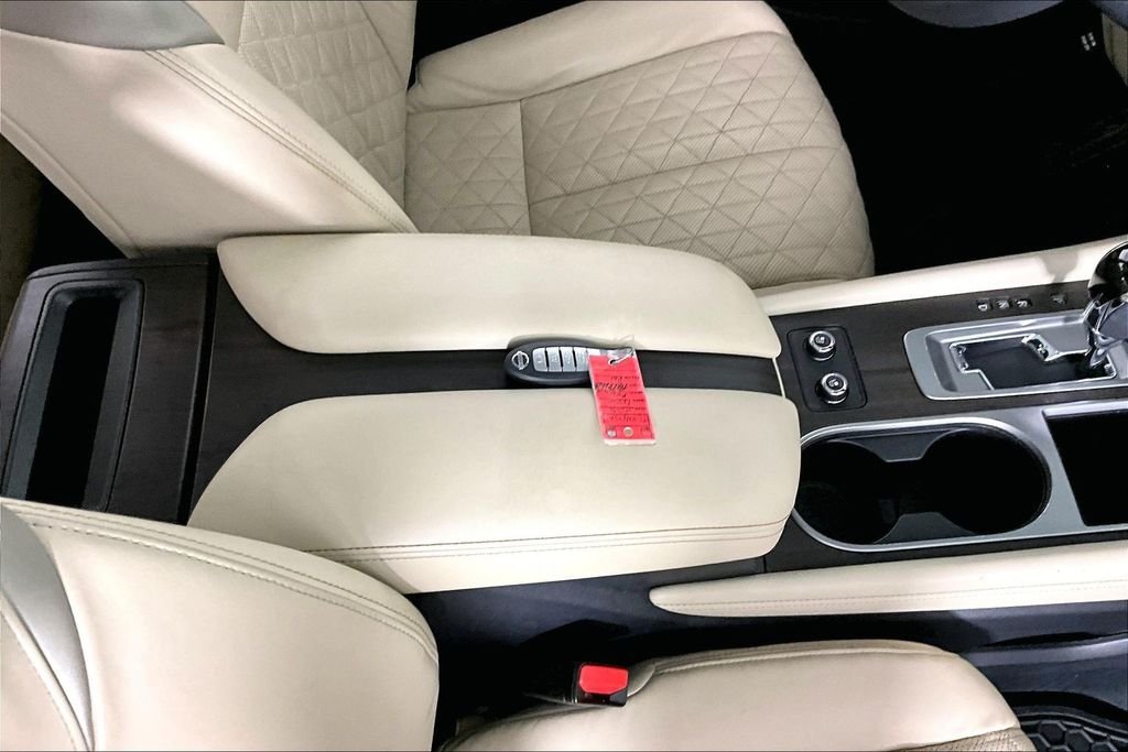 Used 2022 Red Nissan Platinum image 33
