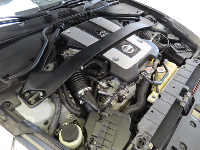 Used 2014 Brilliant Silver Metallic Nissan Base image 29