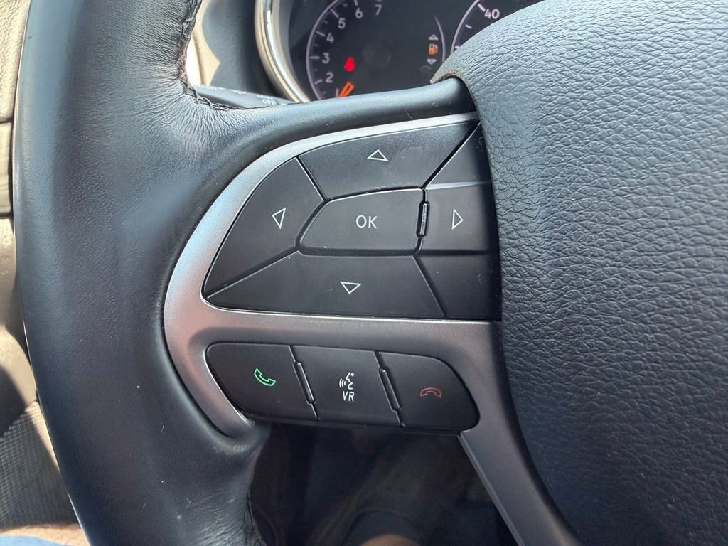 Used 2020 Red Jeep Altitude image 17