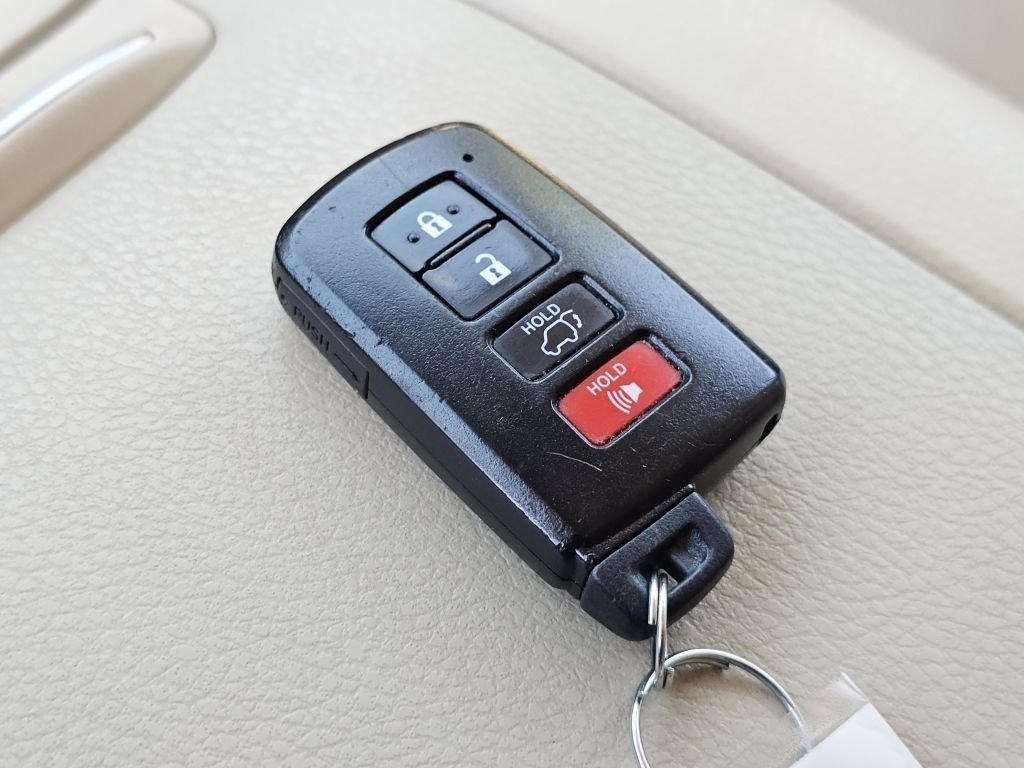 Used 2015 Mica Toyota Limited Platinum image 37