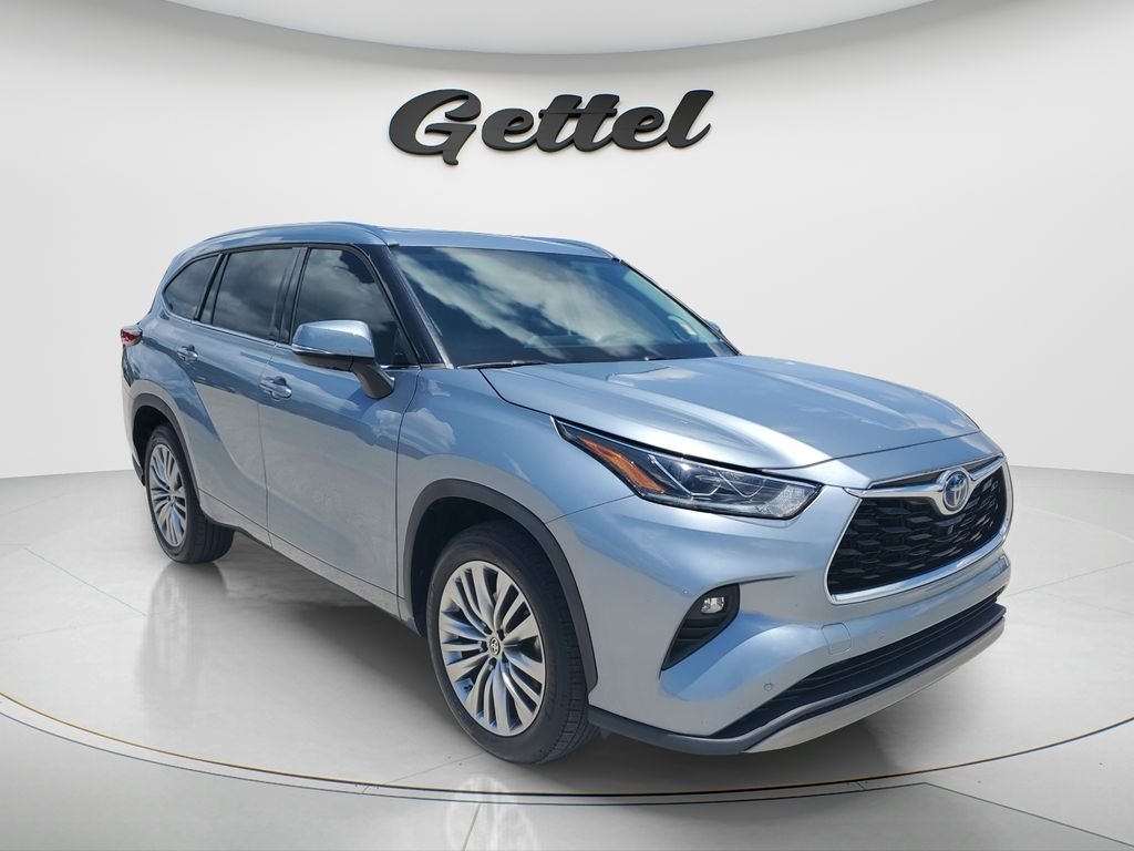 Used 2022  Toyota Platinum image 3