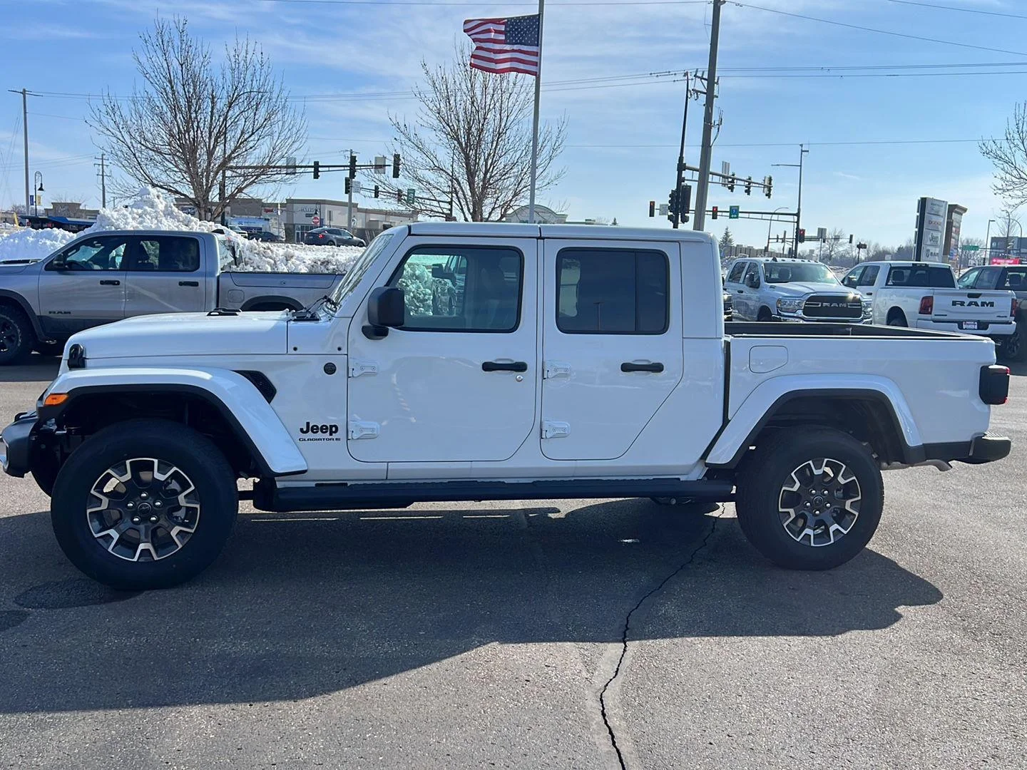 New 2026 Bright White Clear-Coat Exterior Paint Jeep Sahara image 4
