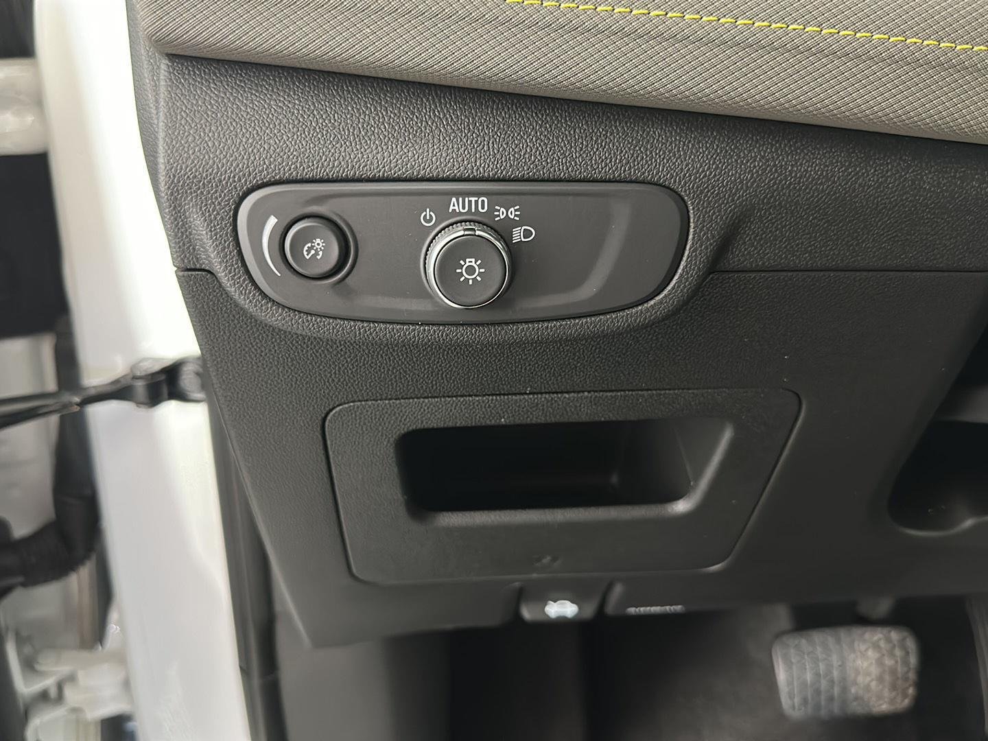 Used 2024 Summit White Chevrolet ACTIV image 20