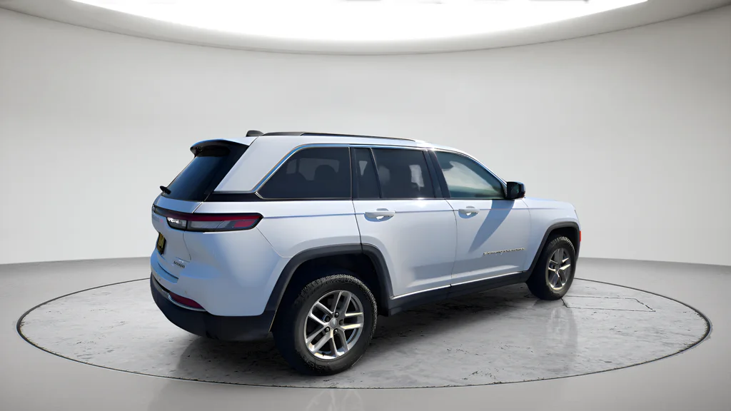 Used 2024 White Jeep Laredo X image 3