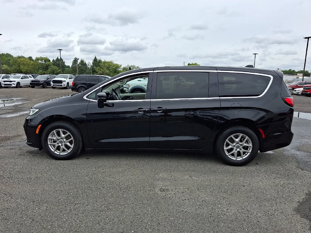 Used 2024 Diamond Black C Chrysler Touring L image 7