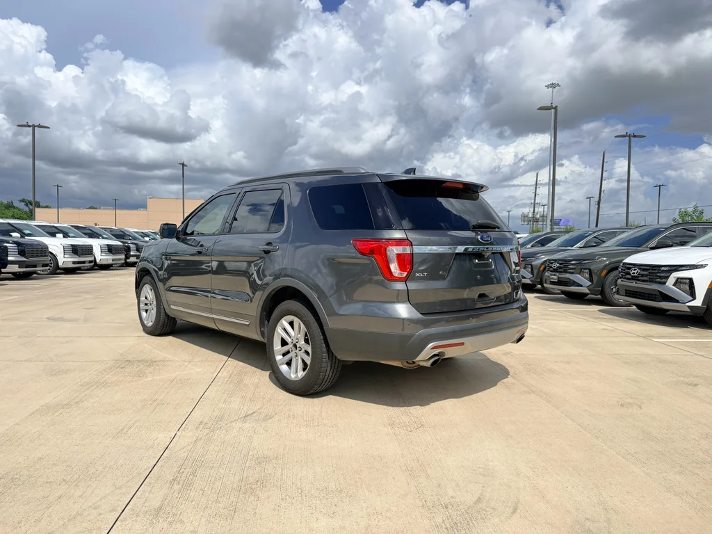 Used 2016 Magnetic Metallic Ford XLT image 8