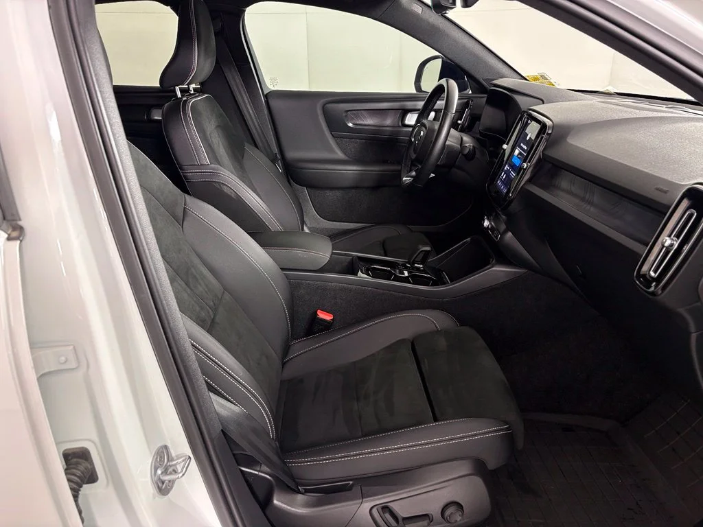Used 2023 White Volvo Ultimate image 39