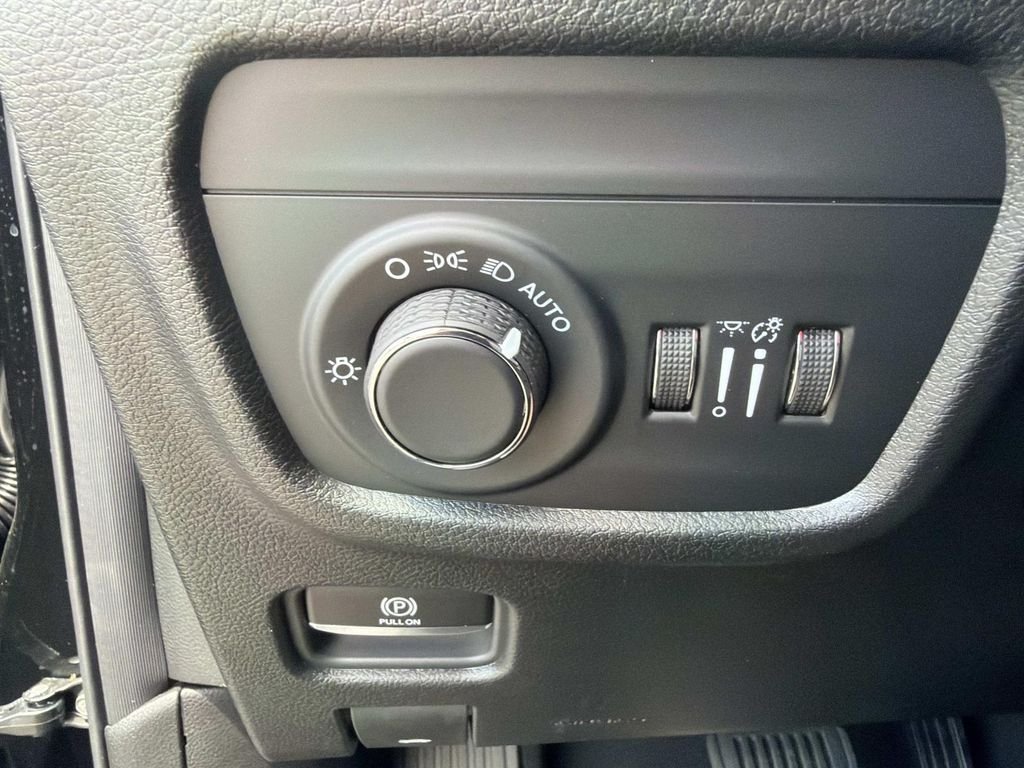 New 2026 Diamond Black Crystal Pearlcoat Jeep Laredo image 29