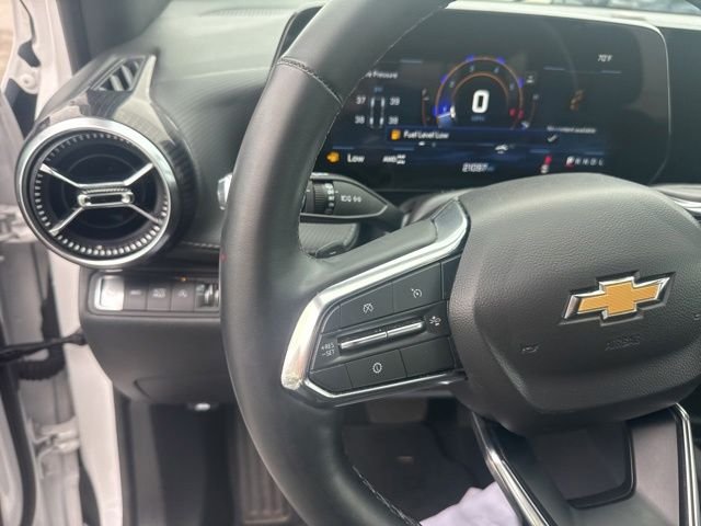 Used 2025 White Chevrolet LT image 17