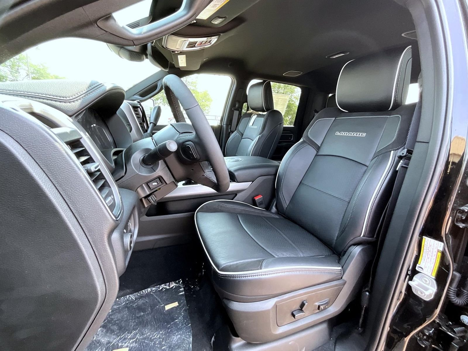 New 2026 Diamond Black Crystal Pearl-Coat Exterior Paint RAM Laramie image 11
